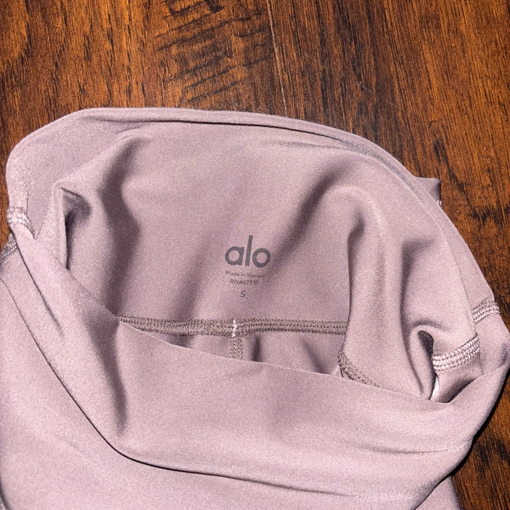 ALO Yoga Leggings - Picture 4 of 6